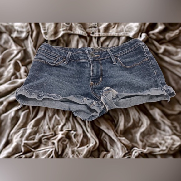 Bullhead PacSun Women’s Dark Wash Raw Hem Denim Shorts – Distressed Cutoff - Picture 2 of 3